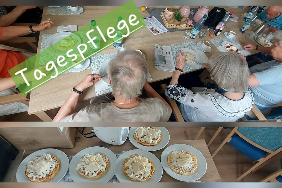 Mehrere ältere Menschen sitzen an einem Tisch mit Getränken und Zeitungen, darunter der Schriftzug 'Tagespflege', darunter fünf Teller mit jeweils einem kleinen Kuchen und Sahne.