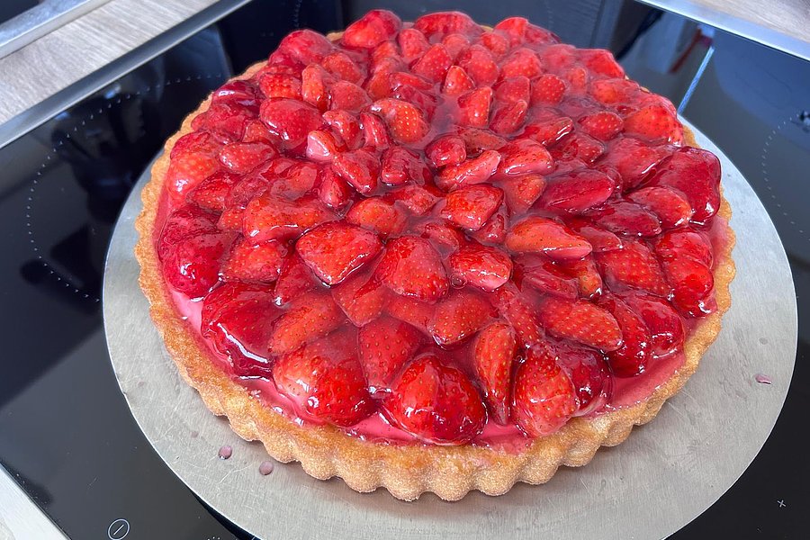 Erdbeerkuchen mit glänzender Gelee-Schicht auf hellem Mürbeteigboden
