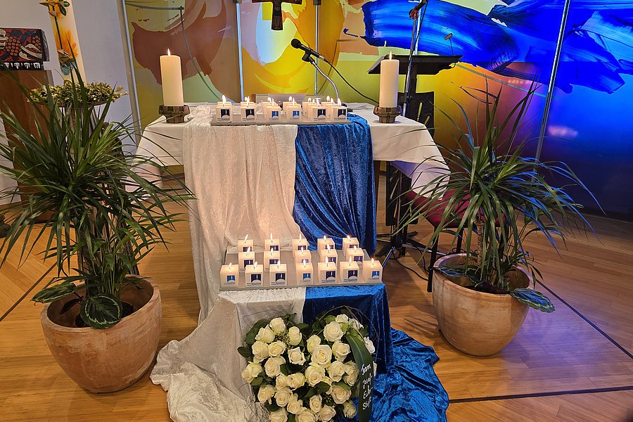 Dekorierter Altar mit Kerzen, Blumen und Pflanzen in einem stilvollen Arrangement.