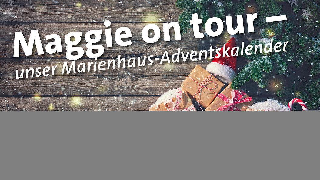 Marienhaus-Adventskalender mit Geschenken und Weihnachtsdeko unter einem geschmückten Baum.