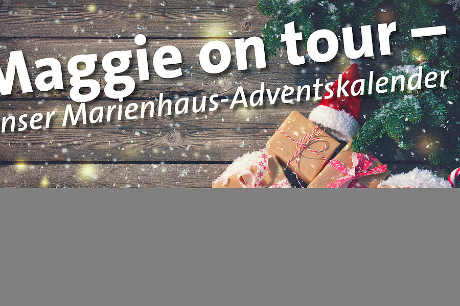 Marienhaus-Adventskalender mit Geschenken und Weihnachtsdeko unter einem geschmückten Baum.