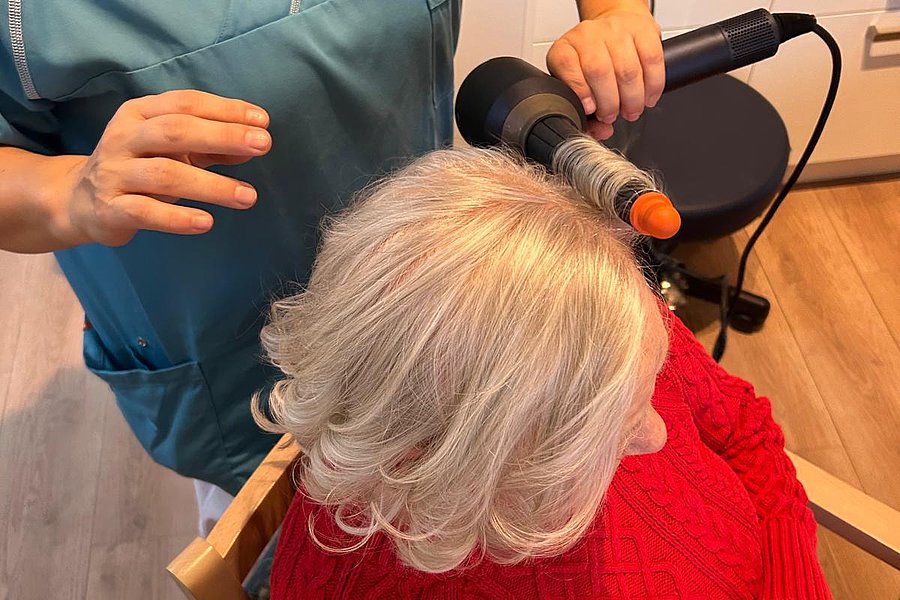 Friseureinsatz bei einer älteren Dame 