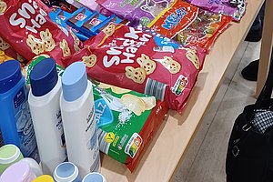 Bunte Snacks und Körperpflegeprodukte auf einem Tisch, Snack-Päckchen und Pflegemittel 
