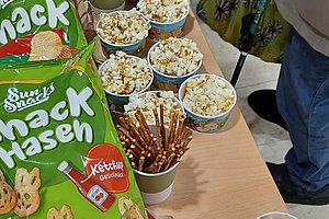 Snacks und Süßigkeiten auf einem Tisch